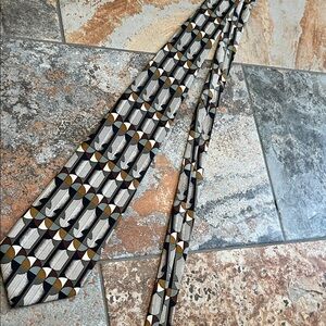 Geometric Patterned tie